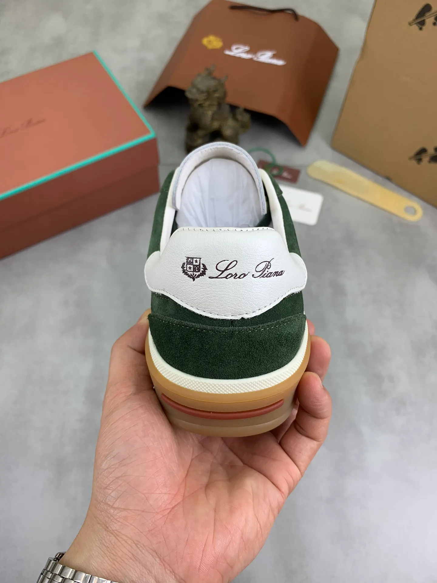 Men's Men's Shoes 💰P540 New 💰High Quality Loro Piana 💯Top Authentic Grade💯Buy the original 1:1 copy💯 Founded the existing Loro Piana company on April 24, 1924. It is now the sixth generation of family business, providing top quality products to customers who are discerning in taste and quality. Imported original fabrics, made of plain calfskin lining. Hand-sewn threads with cowhide feet. Original packaging. Size: 38-45. 7⃣️ colors available.